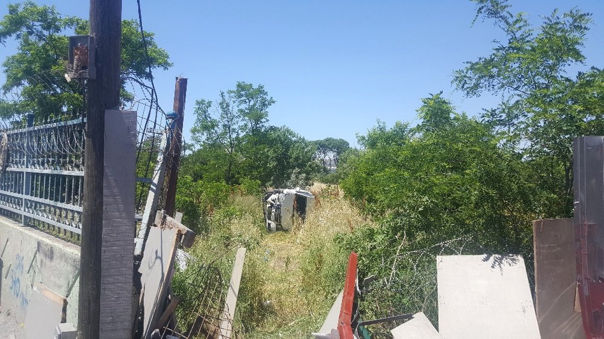 Kontrolden çıkan araç askerlik şubesinin bahçesine uçtu