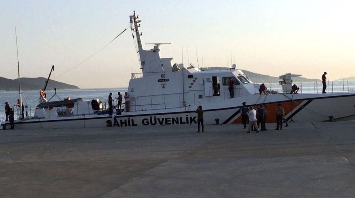 Maltepe sahilde sandaldan denize düşen iki kişi kurtarıldı