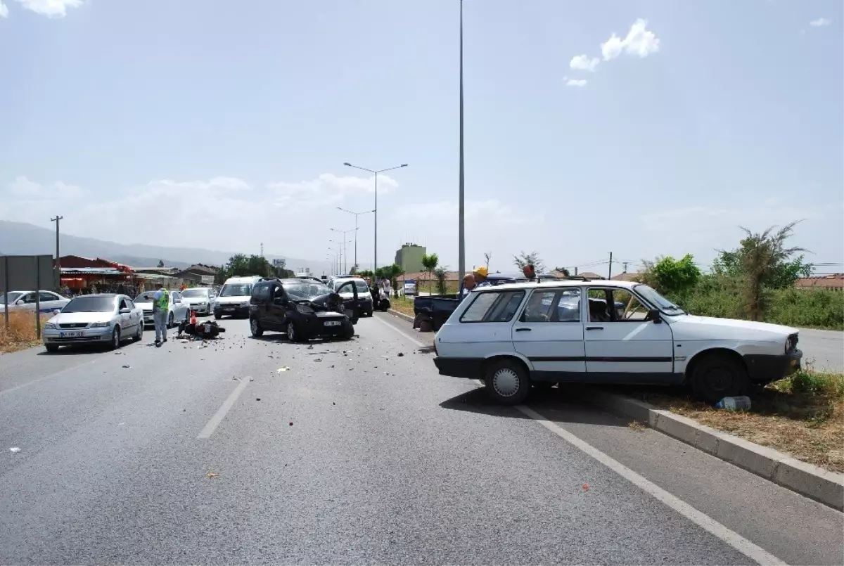 Manisa\'da 5 araçlı zincirleme kaza: 1 ağır yaralı