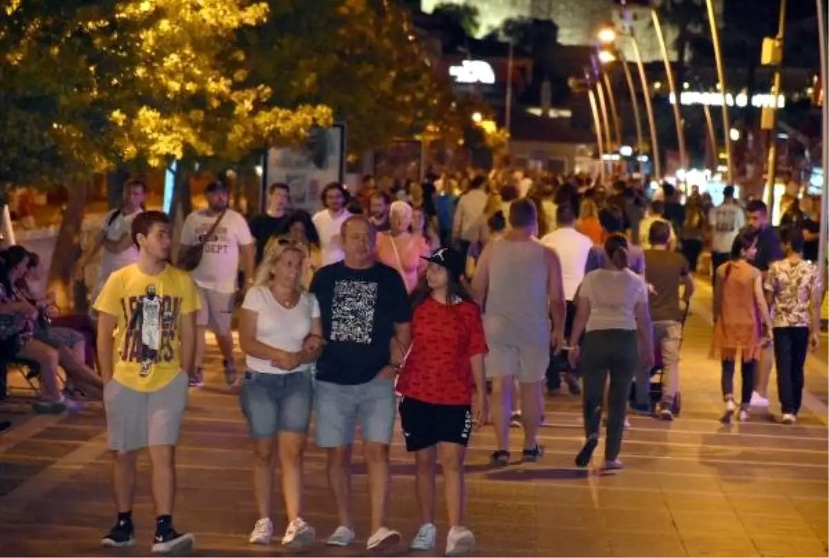 Marmaris\'te gündüz plajlar, gece eğlence mekanları doldu