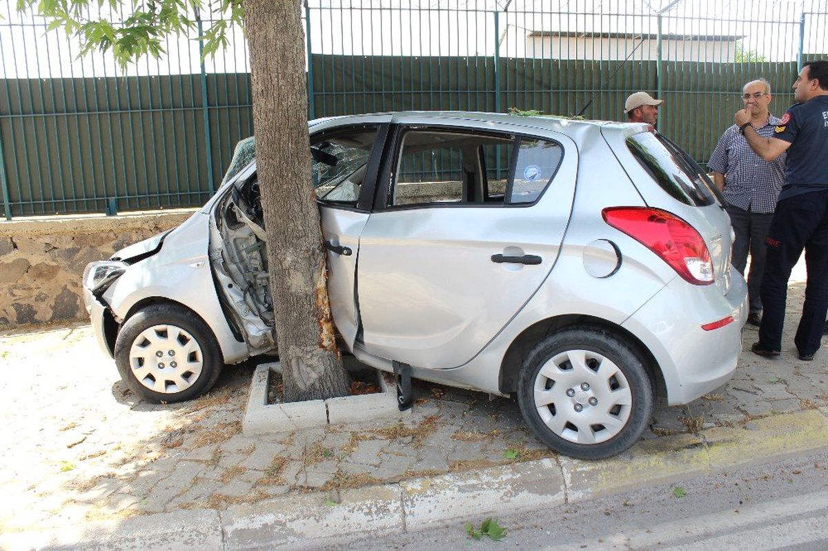 Otomobil ağaca çarptı: 2 yaralı