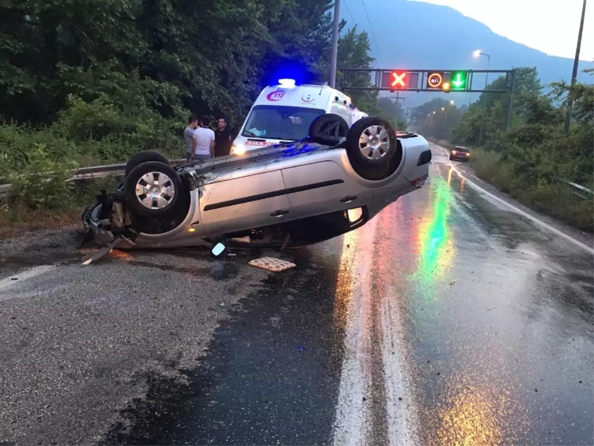 Otomobil kayganlaşan yolda takla attı: 2\'si çocuk 5 yaralı