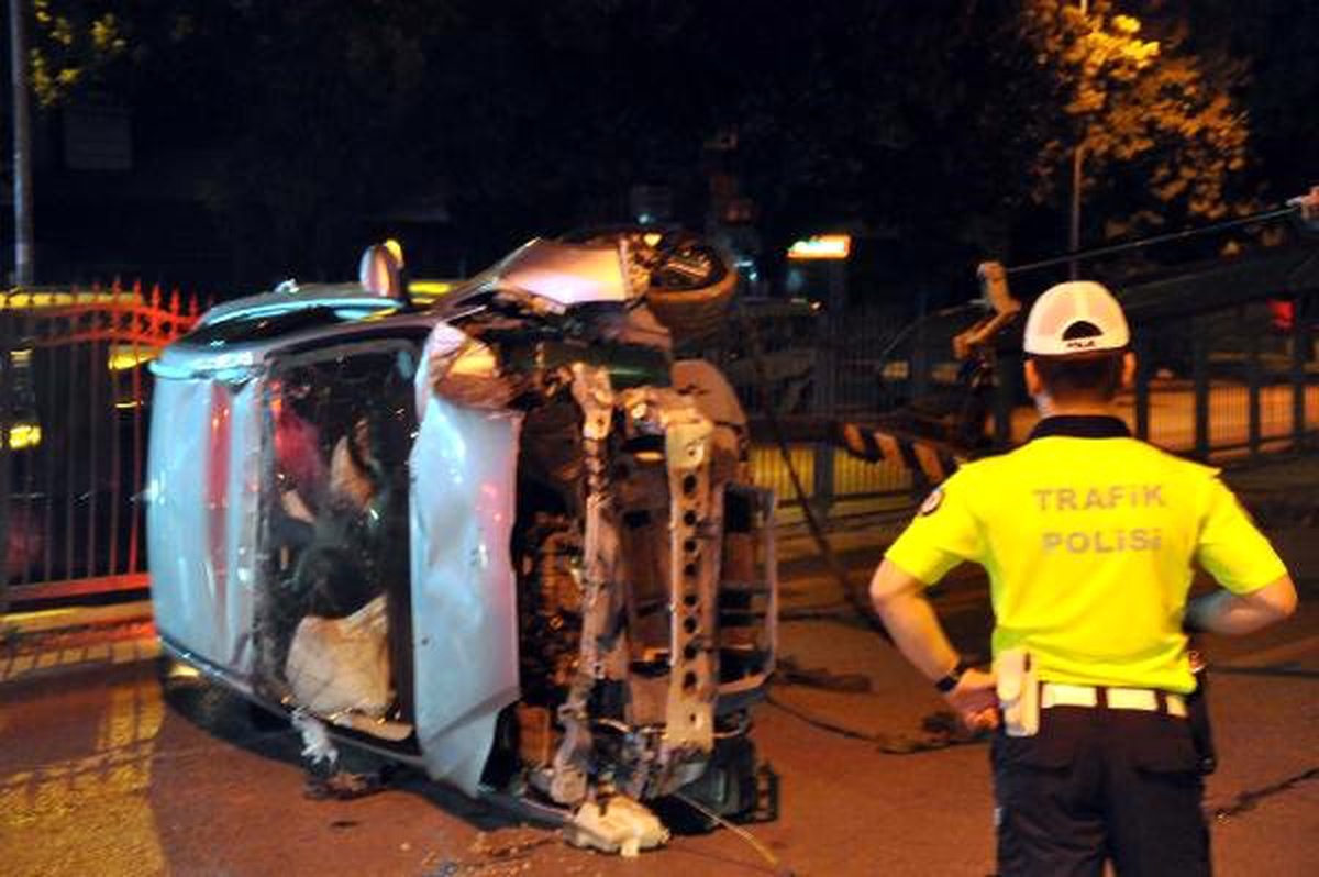Otomobil, trafik lambasına çarparak takla attı: 1 yaralı