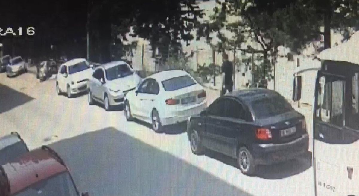 (Özel) Araçları taşla çizen bir kişi güvenlik kamerasına yakalandı