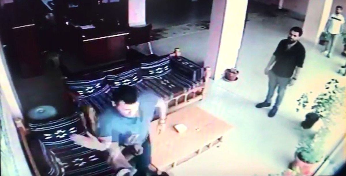 (Özel) Esnaftan suçüstü yakalanan hırsıza meydan dayağı