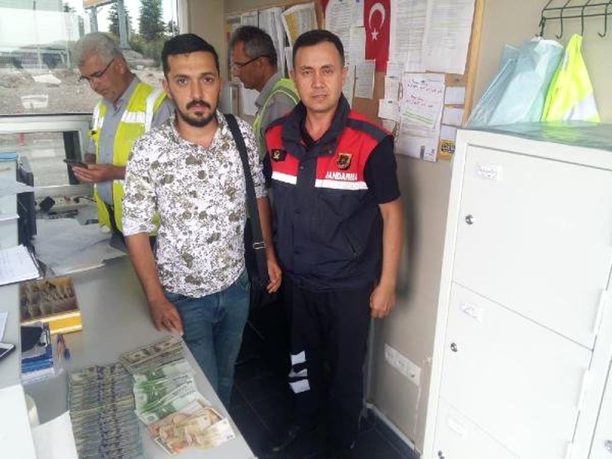 Para dolu poşeti yanlışlıkla çöpe attı