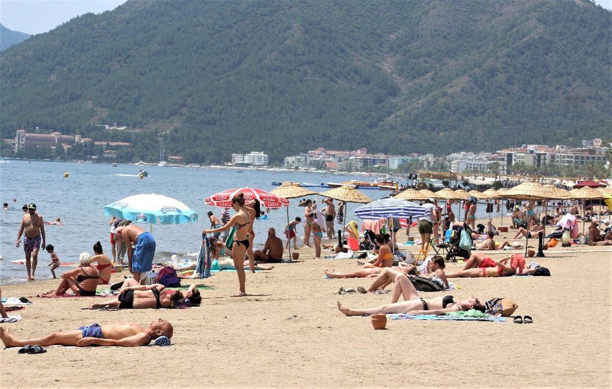 Plajlarda adım atacak yer kalmadı