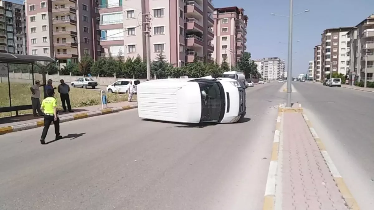 Refüje çarpan minibüs takla attı