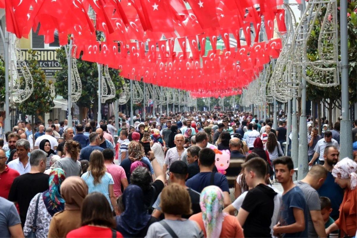 Sakarya\'da çarşı pazarda Bayram hareketliliği