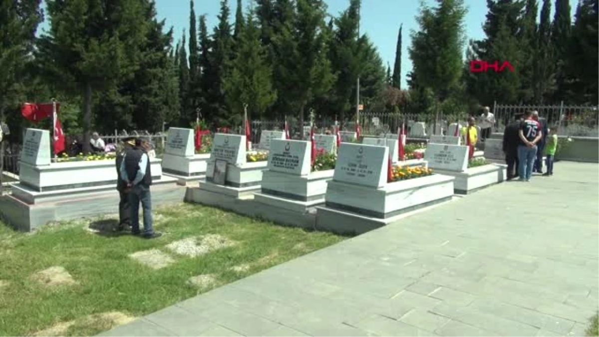 SAMSUN Şehit yakınları, evlatlarının mezar taşlarını öptü