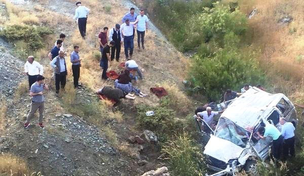 Şarampole devrilen hafif ticari araçtaki 7 kişi yaralandı
