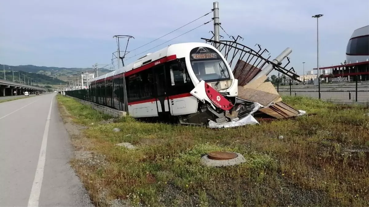 Servis dışı tramvay hat dışına çıktı