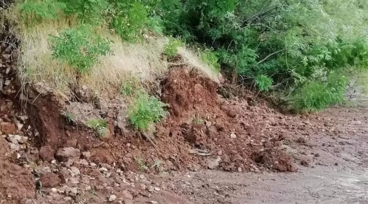 Siirt\'te köy yolunda heyelan