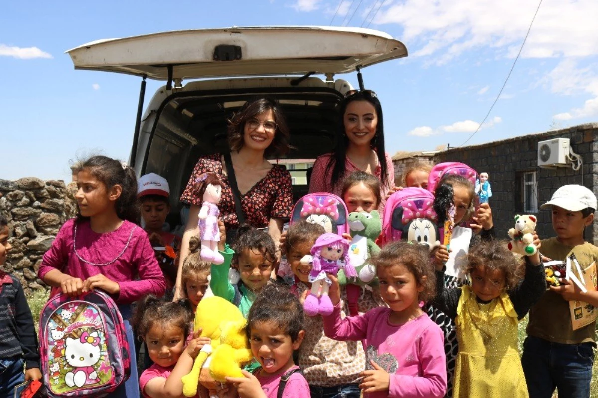 Sinoplu Esra Öğretmenden Diyarbakırlı köy çocuklarına bayram hediyesi