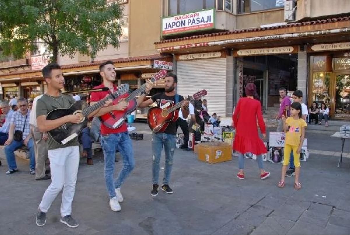 Sokak müzisyenleri Diyarbakır\'da ilgi odağı oldu