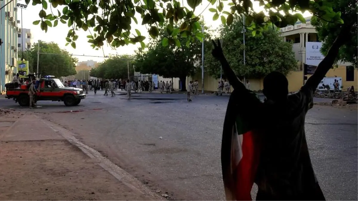 Sudan ordusu sivil yönetim isteyen protestoculara müdahale etti: En az 5 ölü