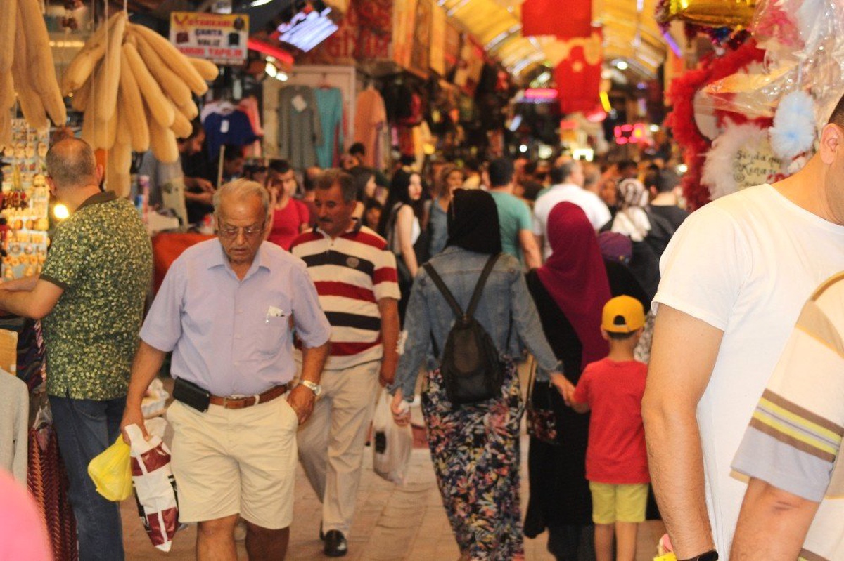Tarihi Uzun Çarşı\'da bayram hareketliliği