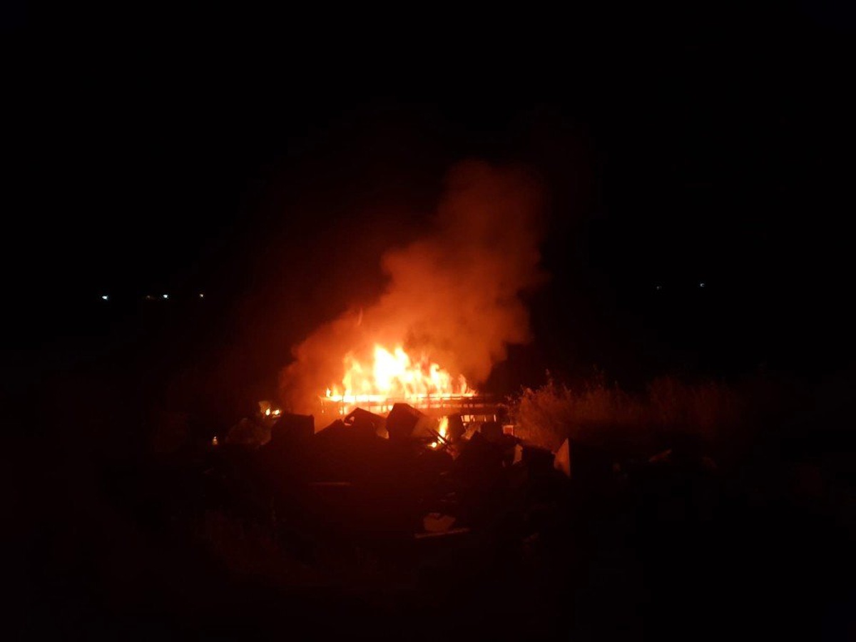 Tarlaya uçan kamyon alev alev yandı: 3 yaralı