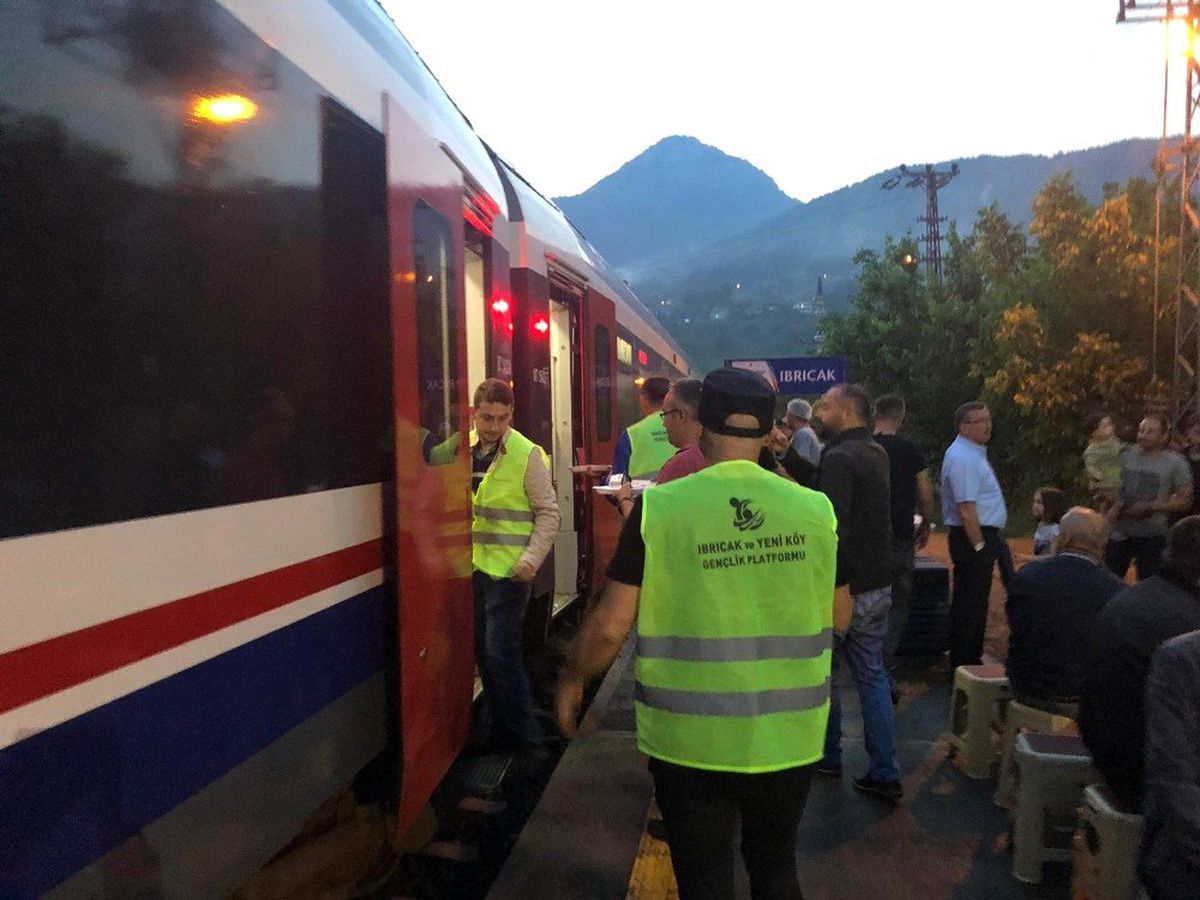 Tren yolculuğuna iftar arası