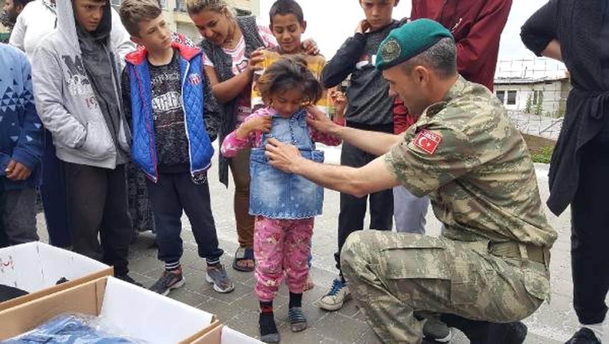 Türk askeri, Kosovalı çocukların yüzünü güldürdü