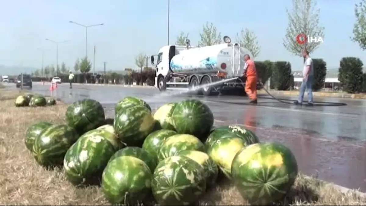 Yoldan geçenler karpuzları topladı... Kontrolden çıkan kamyon kaza yaptı, yol karpuz tarlasına döndü