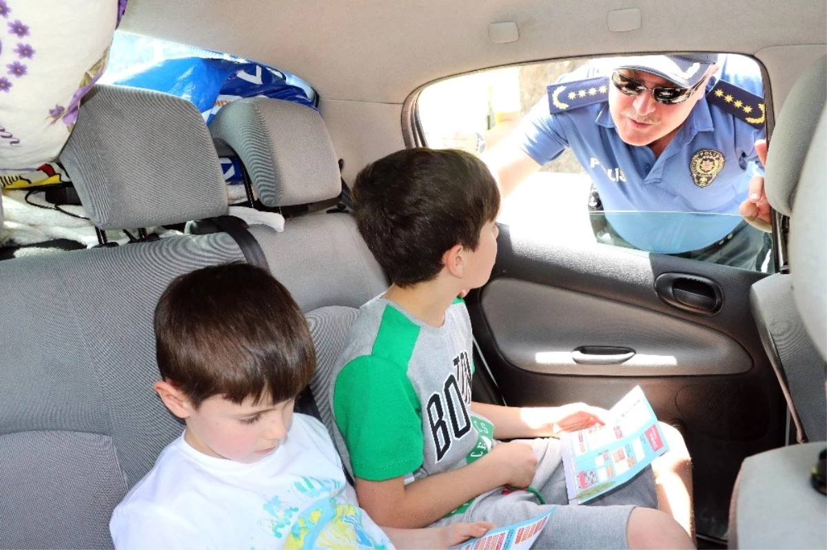 Yozgat\'ta sürücülerin denetlenmesi için çocuklara \'sürücü seyahat karnesi\' dağıtıldı