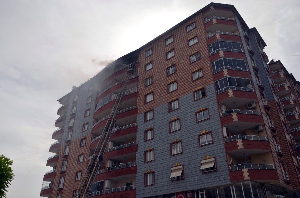 8 katlı binanın çatısındaki yangın korkuttu