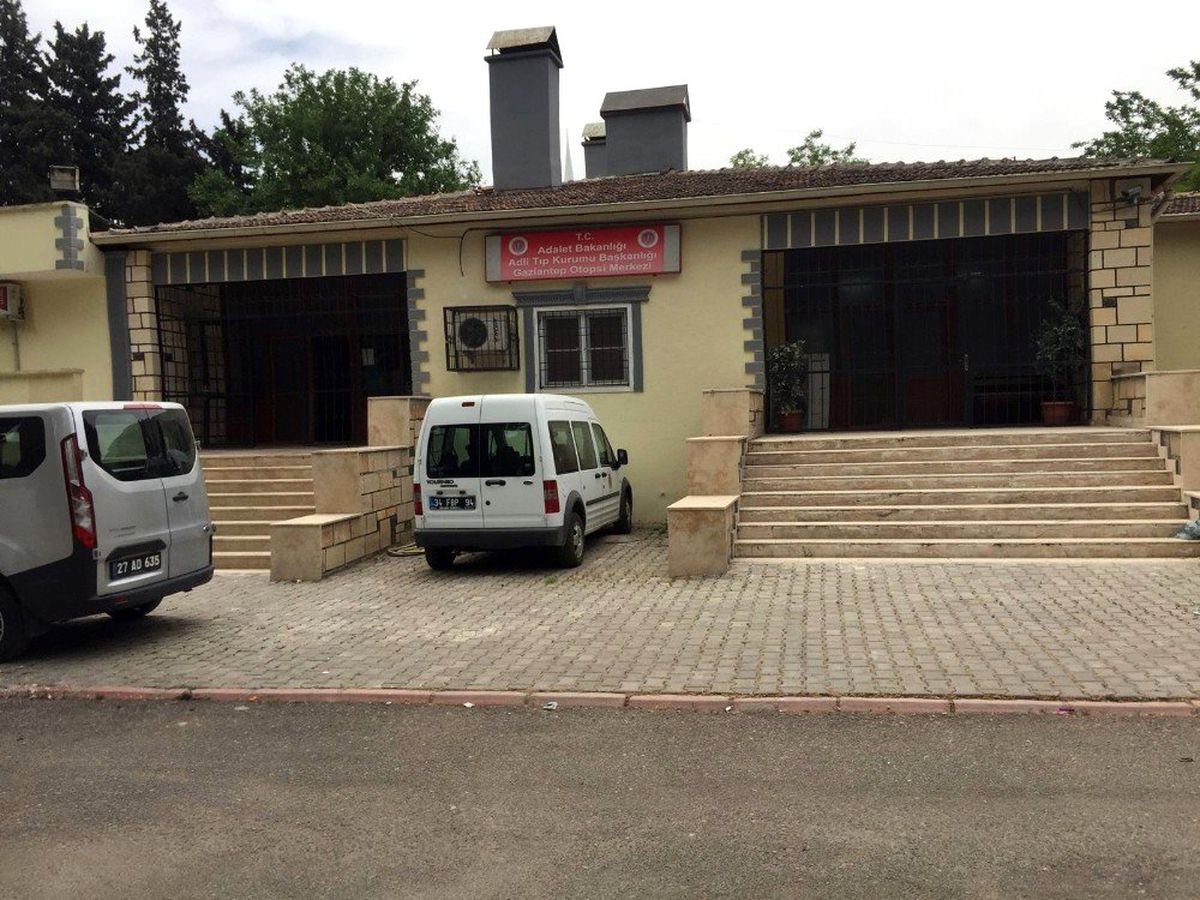 Ağabeyini ailesinin gözleri önünde bıçaklayarak öldürdü