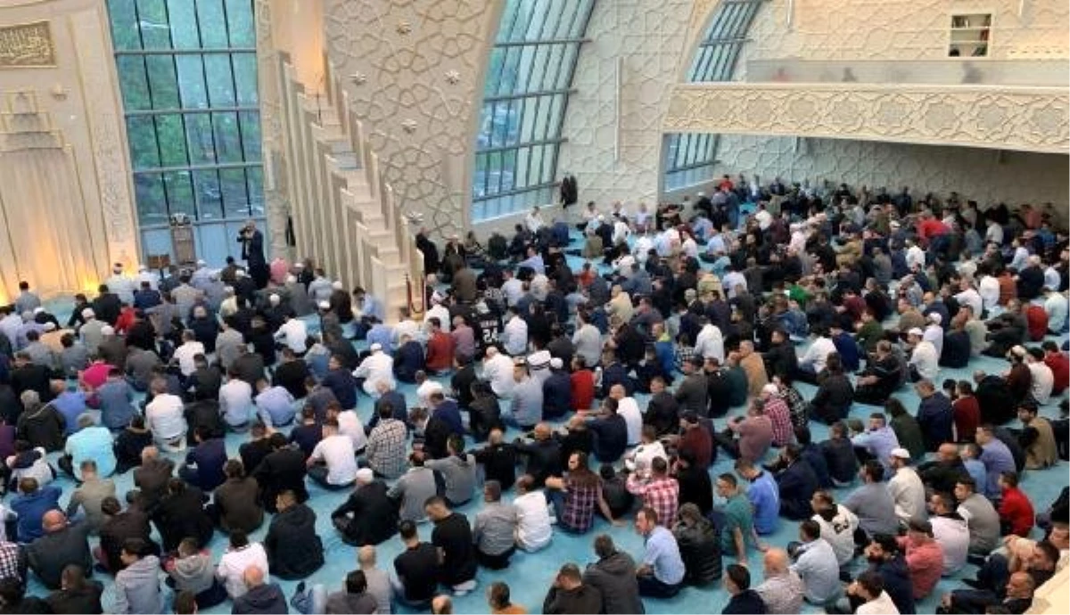 Almanya\'da Müslümanlar bayram namazı için camilere akın etti