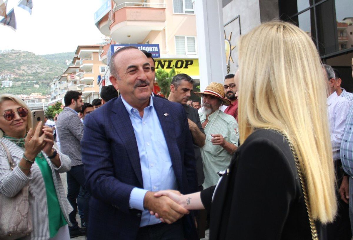 Bakan Çavuşoğlu Alanya\'da hemşehrileriyle bayramlaştı