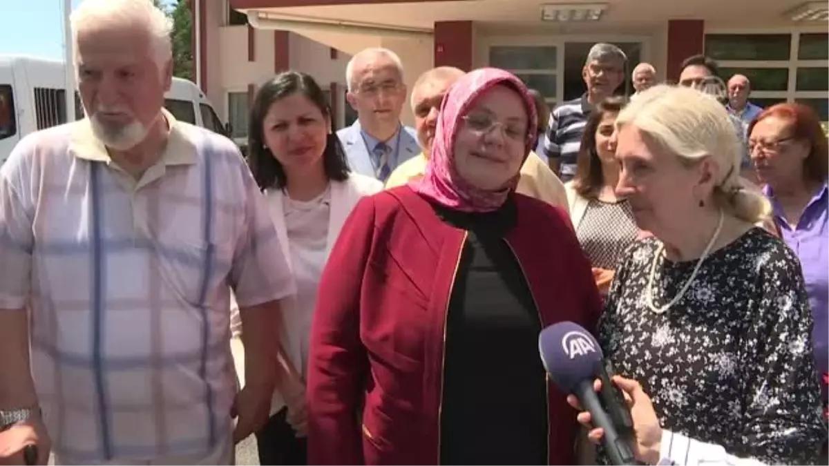 Bakan Selçuk huzurevini ziyaret etti (2)