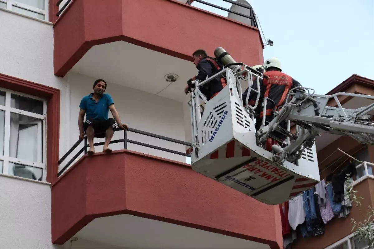 Başkentte bunalıma giren adam evini yakmaya çalıştı