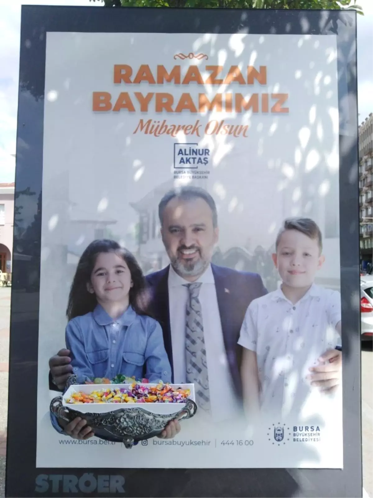 Bayram kutlamasında şeker ikramı