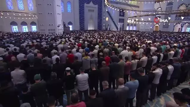 Büyük Çamlıca Camii'nde ilk bayram namazını Ali Erbaş ...