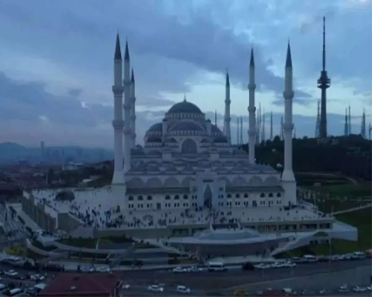 Büyük Çamlıca Camii\'nde ilk bayram namazını Ali Erbaş kıldırdı