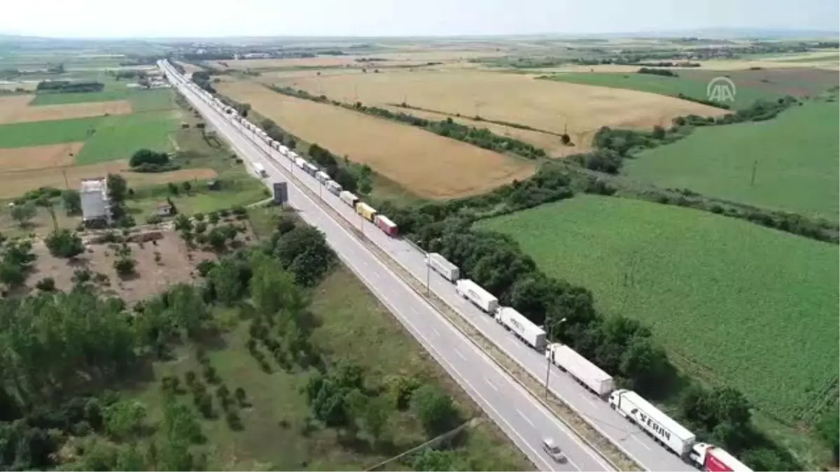 Direksiyon başındaki tır sürücüleri bayrama buruk girdi