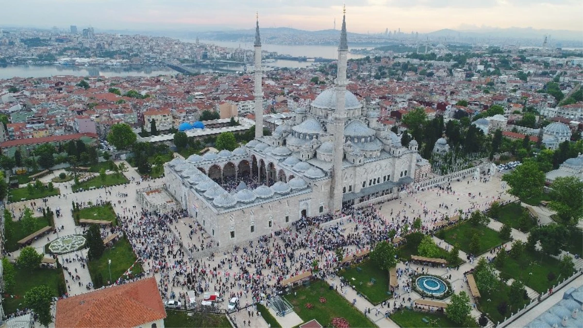 Fatih Camii\'nde bayram namazı havadan görüntülendi