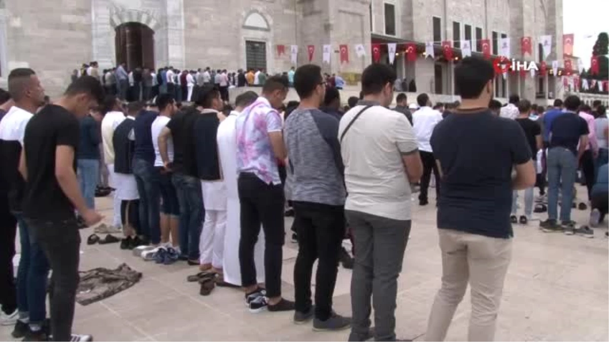 Fatih Camii\'nde bayram namazı sonrası sıcak çorba ikramı