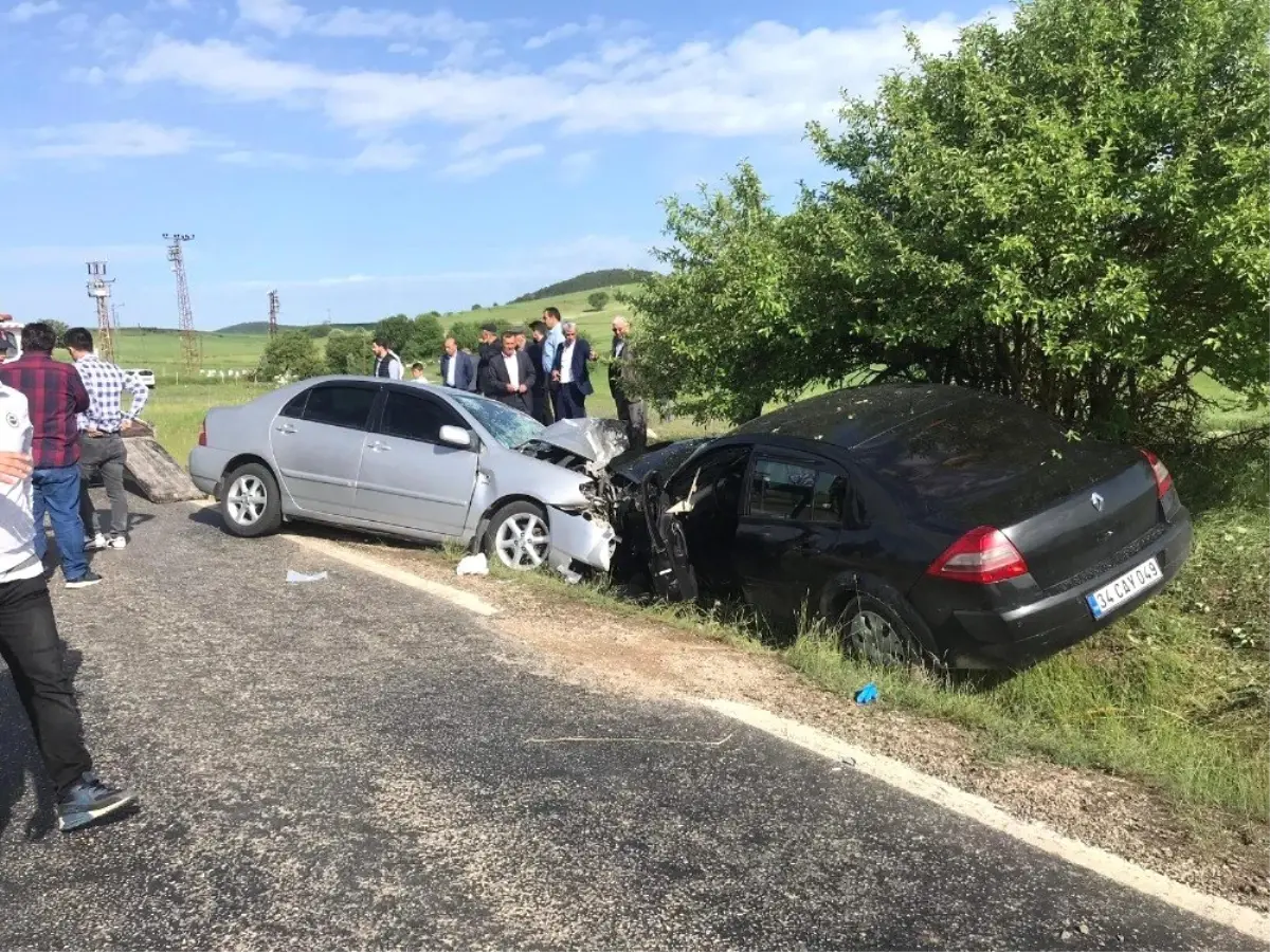 Hatalı sollama sonucu kafa kafaya çarpıştılar: 4 yaralı