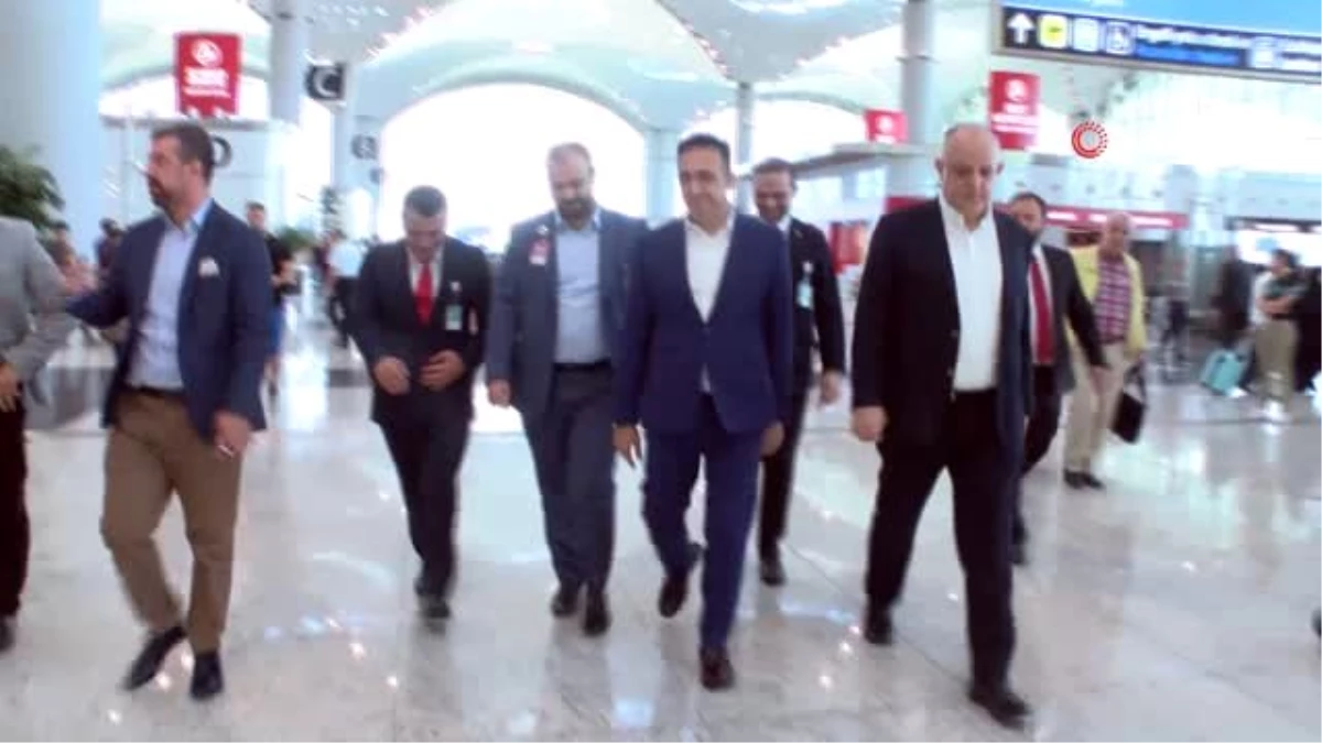 İlker Aycı\'dan İstanbul Havalimanı personeli ve yolcularına bayram ziyareti