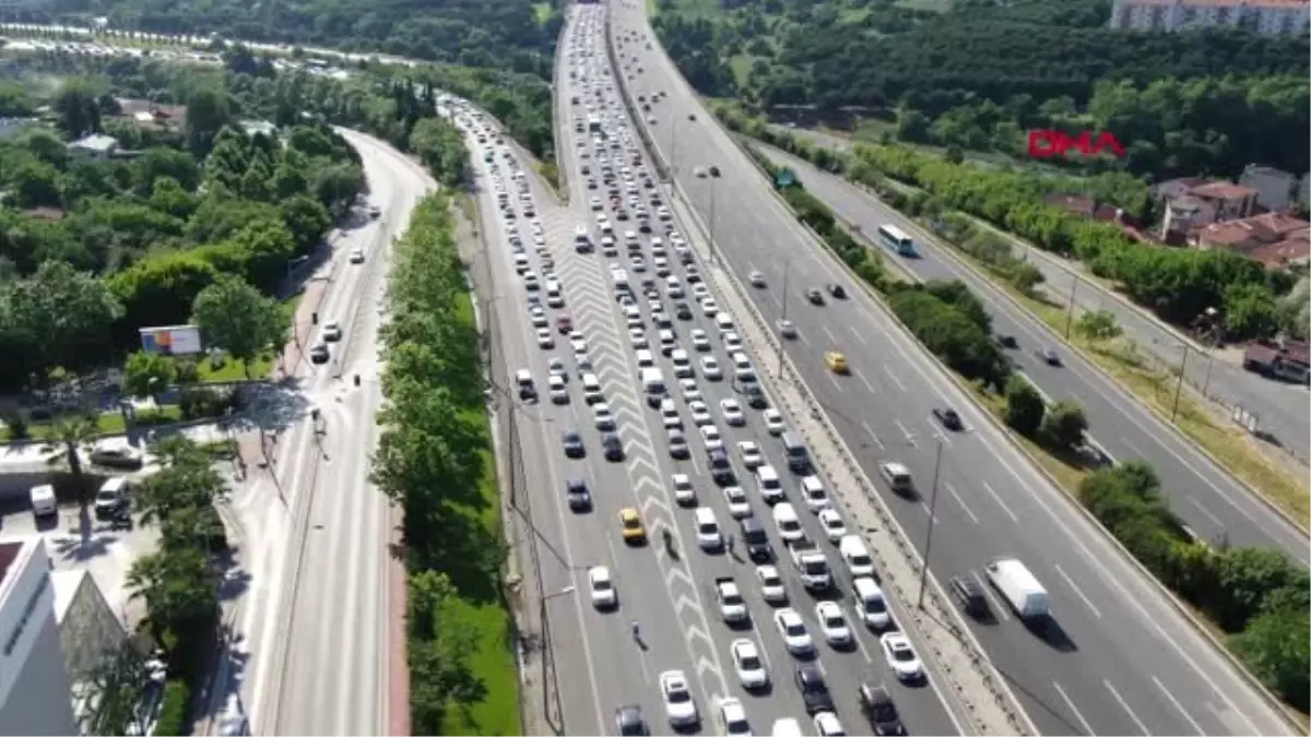 İSTANBUL\'DA BAYRAM TRAFİĞİ HAVADAN GÖRÜNTÜLENDİ