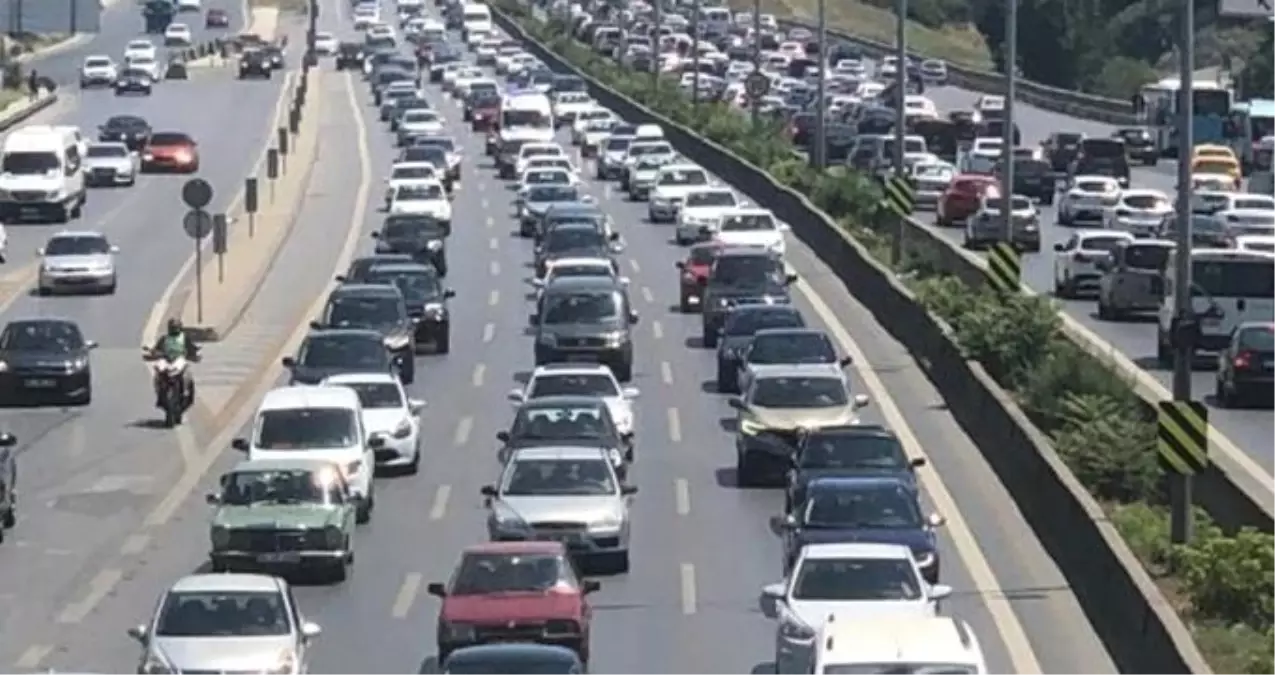 İstanbul\'da bayramın ilk günü trafik felç oldu! Yoğunluk yüzde 53