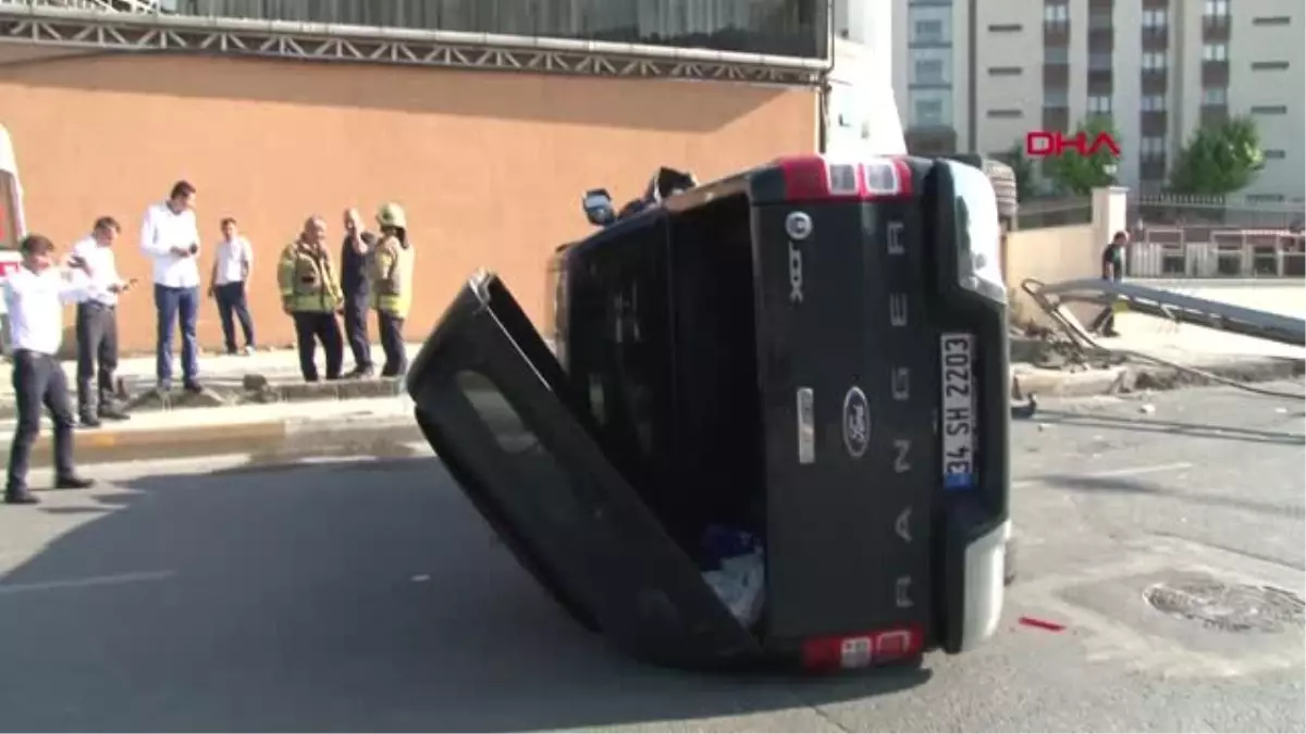 İSTANBUL-SANCAKTEPE\'DE ELEKTRİK DİREĞİNE ÇARPAN KAMYONET TAKLA ATTI: 6 YARALI