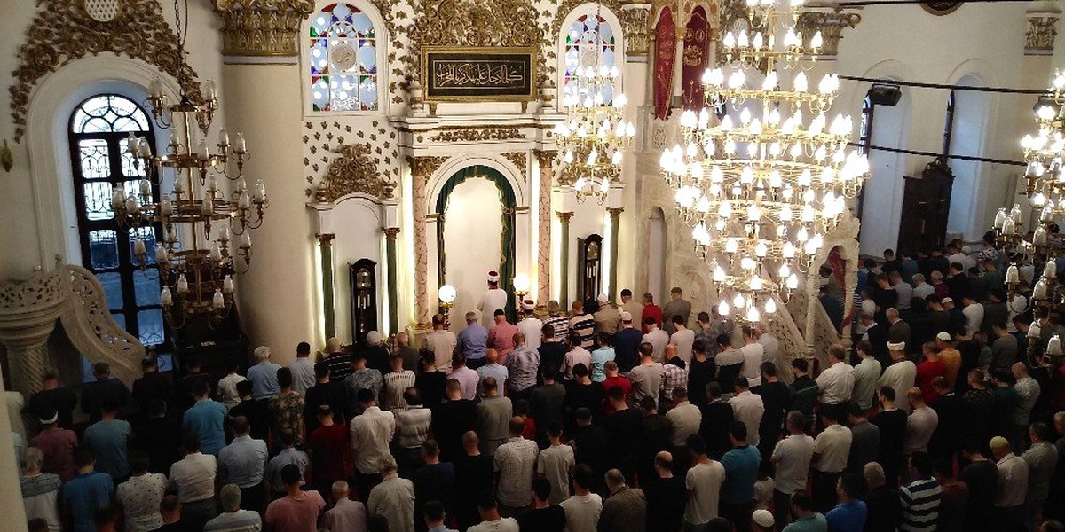 İzmirliler bayram namazı için Hisar Camii\'ne akın etti