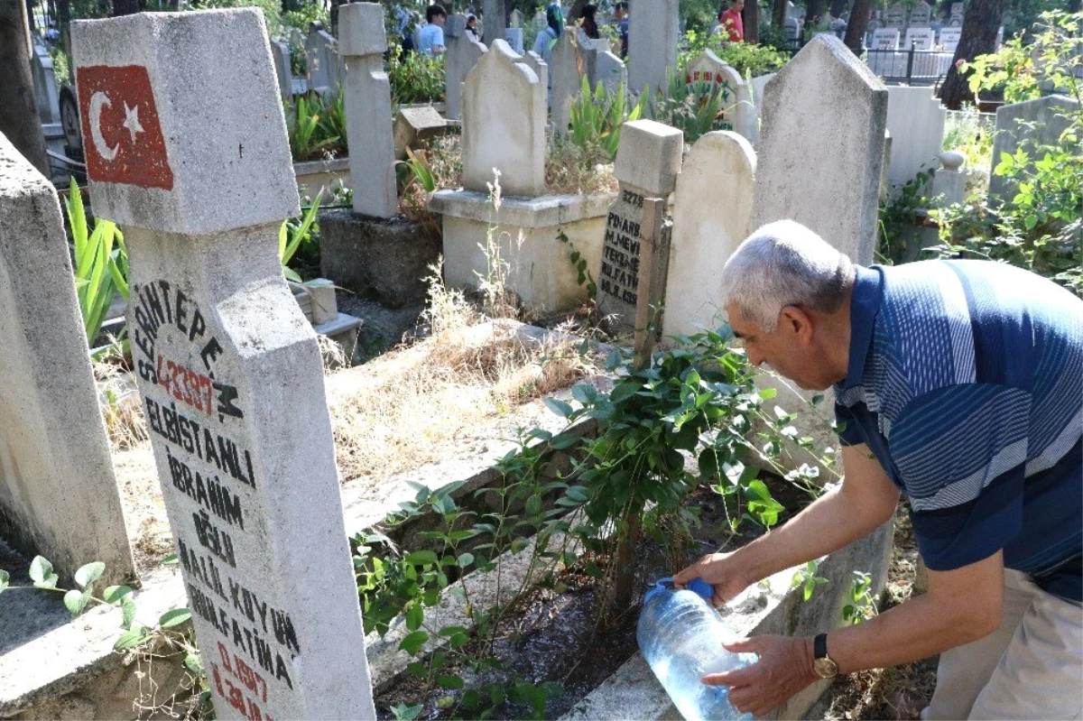 Kahramanmaraşlıların mezarlık ziyareti