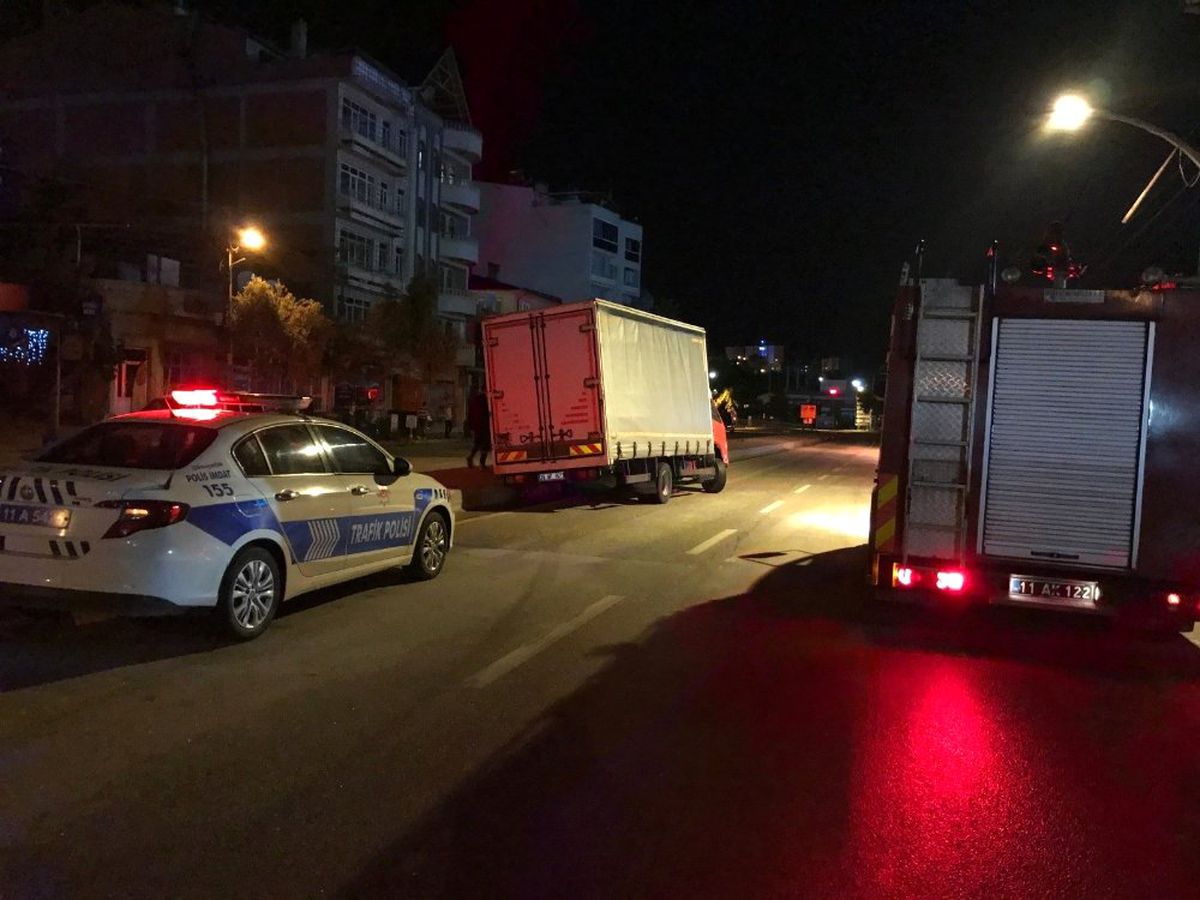 Kamyonet refüje çarptı: 5 yaralı