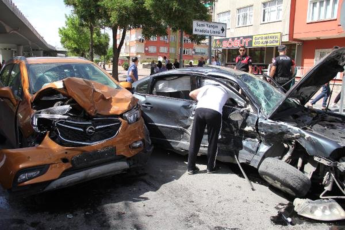 Kayseri\'de iki otomobil çarpıştı: 8 yaralı