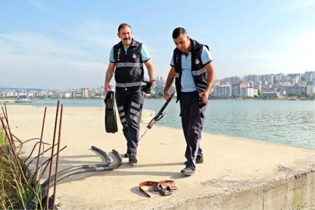 Koluna saplanan zıpkını bıçağıyla çıkardı