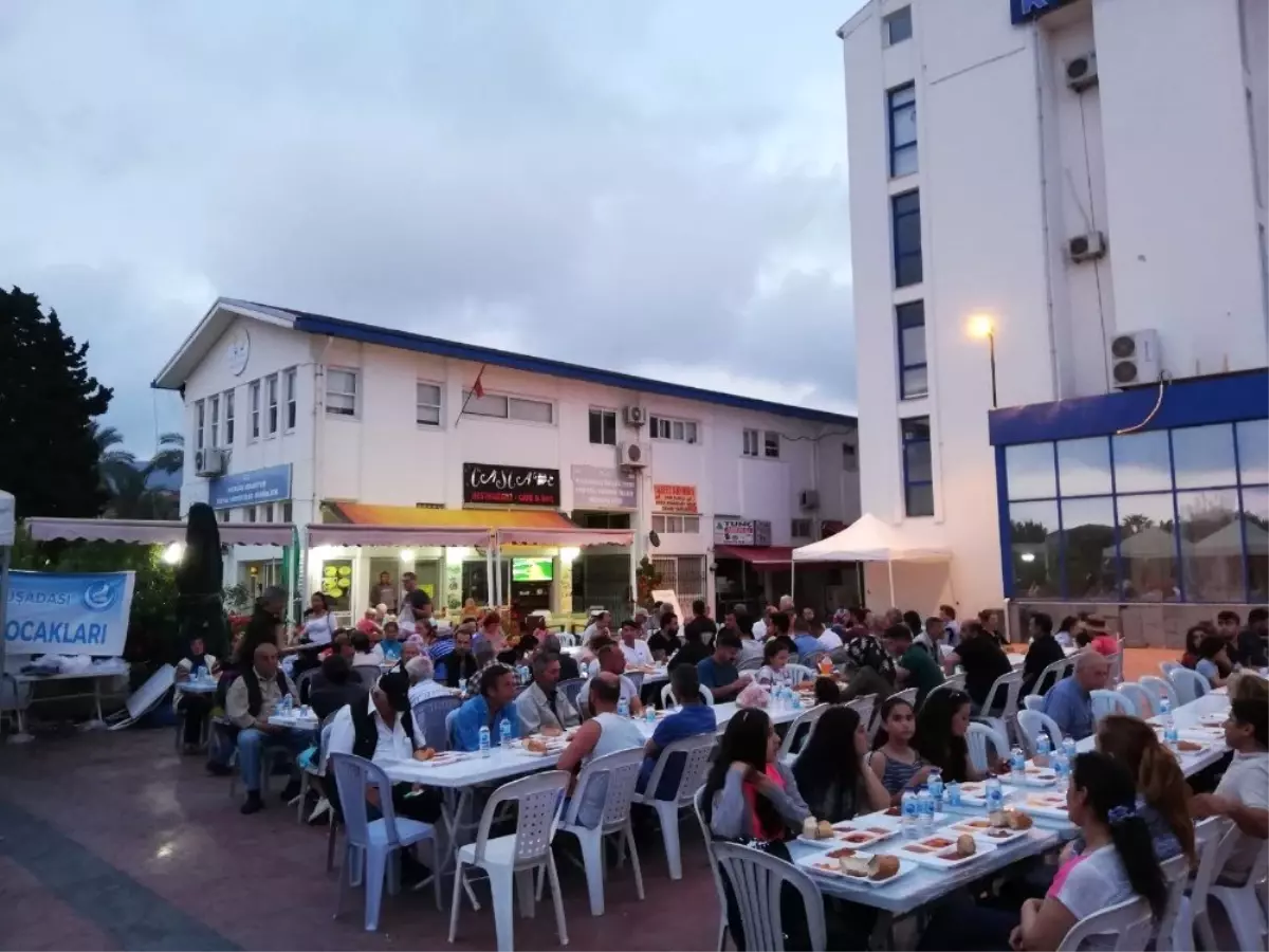 Kuşadası\'nda Ülkü Ocakları 15 bin kişiye iftar verdi