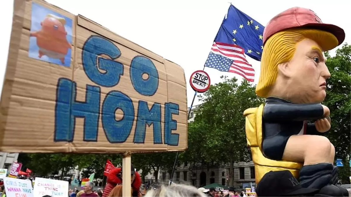 Londra\'da Trump protestosu: Bu kez klozete oturan Trump maketi yaptılar